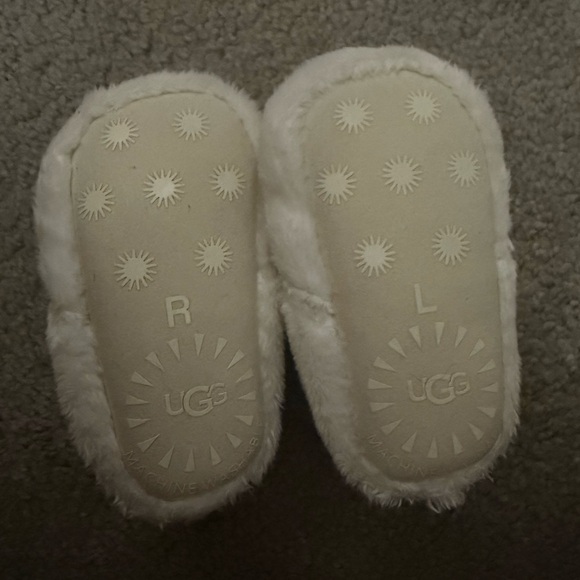 UGG Cream Baby Booties - Picture 3 of 5